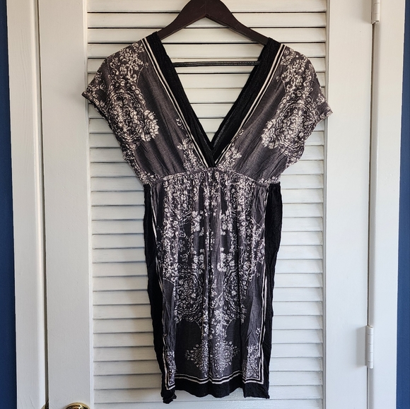 Black and White V-Neck Dress - Picture 1 of 2